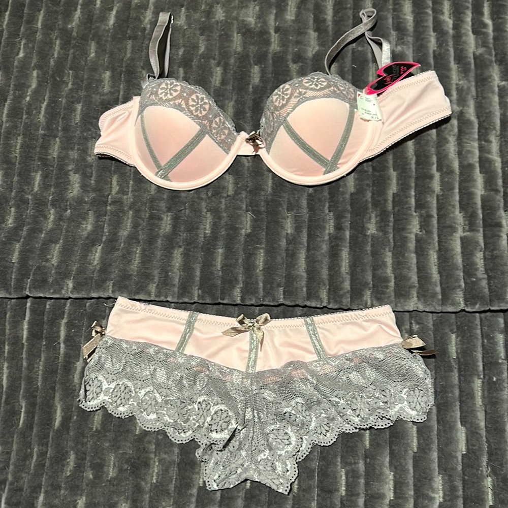 Stunning set of intimate under garments.